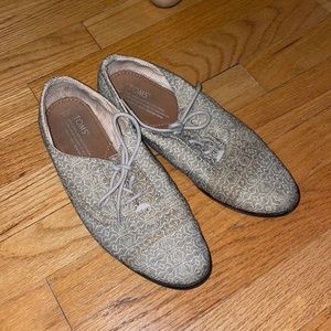 Patterned loafers from toms